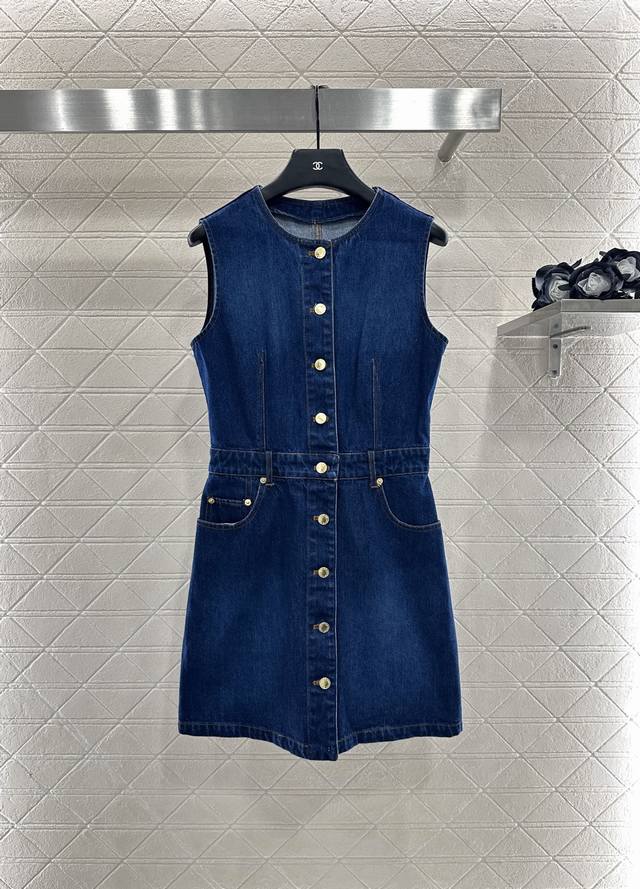 Louis Vuitto*2025新品上架 牛仔背心裙 定制Yb斜纹棉牛仔材质，质感细腻，弹力舒适，背心裙设计，利用剪裁和细节提升精致度。通体酵素水洗工艺，还原