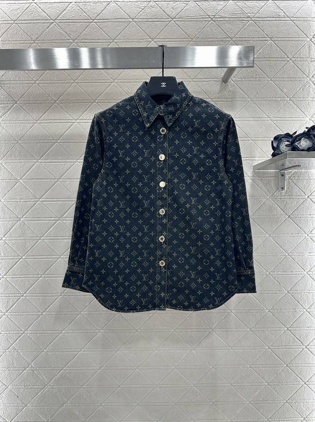 Louus Vuitto*2025新品上架 牛仔衬衣压褶短裙套装 定制Yb斜纹棉牛仔材质，质感细腻，穿搭舒适，翻领衬衫短裙套装，上衣通体激光工艺处理，满铺四叶草