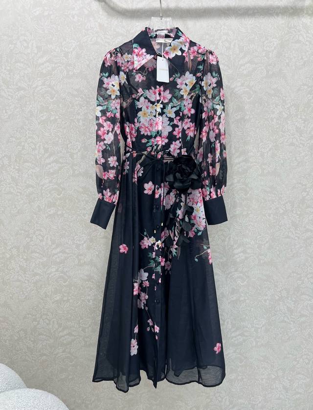 Zimmerman*兹 默曼 25新款梅花花朵印花连衣裙、时尚翻领单排扣搭配本布立体花朵腰带 腰身褶皱勾勒腰线 美观大方、面料采用舒适透气的纯棉材质、复古灯笼袖