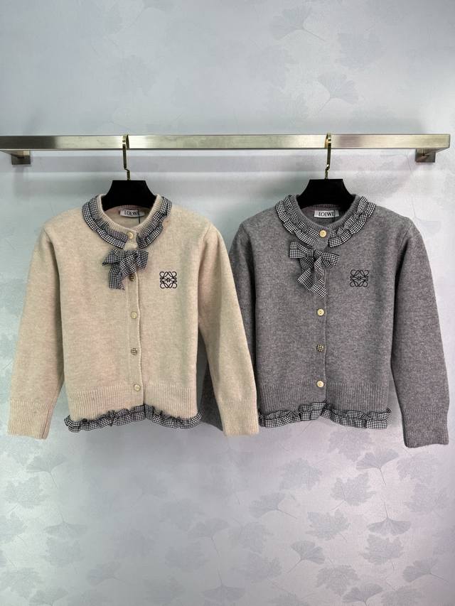 Loe*25早秋新款格子蝴蝶结针织开衫 木耳边领口搭配黑白格子蝴蝶结 胸前Logo刺绣点缀 圆领开衫设计 面料柔软舒适 针织工艺精致 上身增添优雅气息 精致洋气