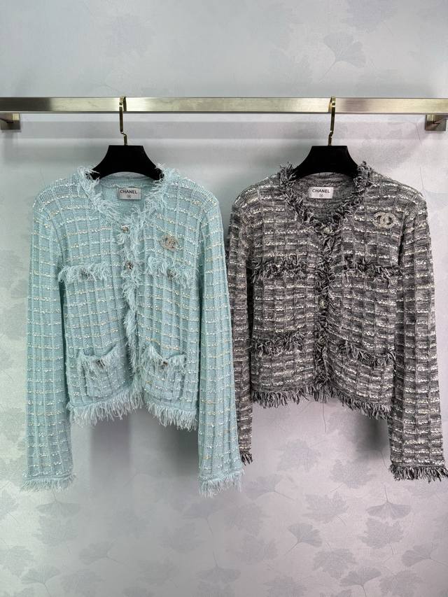 Ch*25早秋新款流苏圆领开衫 经典粗花呢针织面料 流苏毛边设计 胸前口袋双C扣点缀 搭配裙装或裤装都很百搭！2色3码Sml T226B