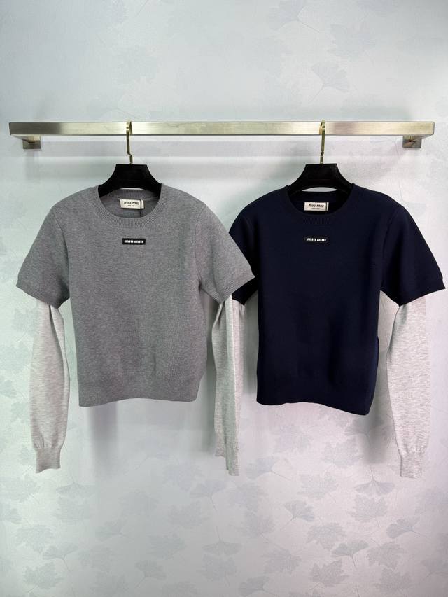 Miu*25早秋新款假两件针织衫 定制羊毛面料 柔软舒适 修身显瘦 胸前标志性字母钩针装饰适合缪氏复古优雅穿搭！2色3码Sml T226B.