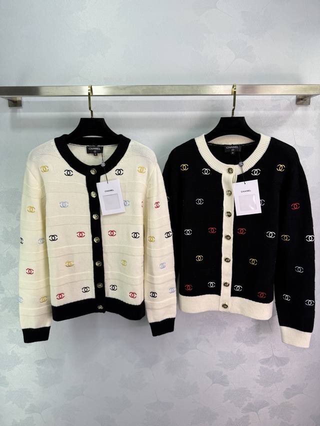 Ch* 2025早秋新款刺绣双C圆领长袖开衫！定制羊毛针织材质 细腻柔软 精致圆领剪裁 通体密实钩针肌理 通体彩色刺绣双C Logo图案 单排金色纽扣 细节满分