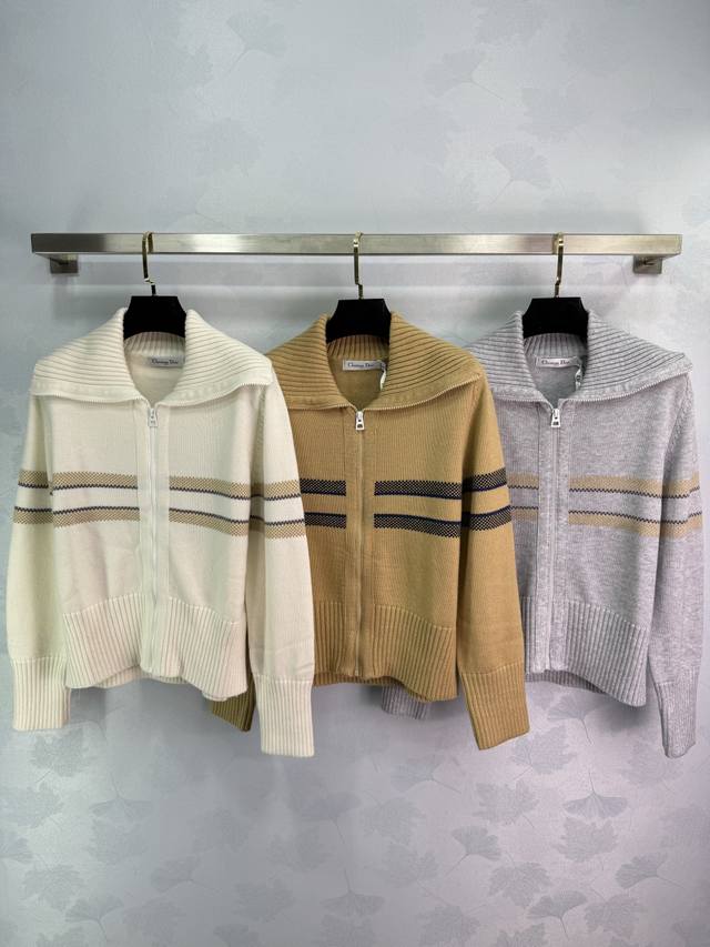 Dio* 2025早秋新款滑雪五角星字母针织开衫！定制羊毛针织材质 舒适透气 挺括有型 大翻领毛衣开衫版型 防风御寒 肩臂以线条分割勾勒造型 大身横杠条纹贯穿前