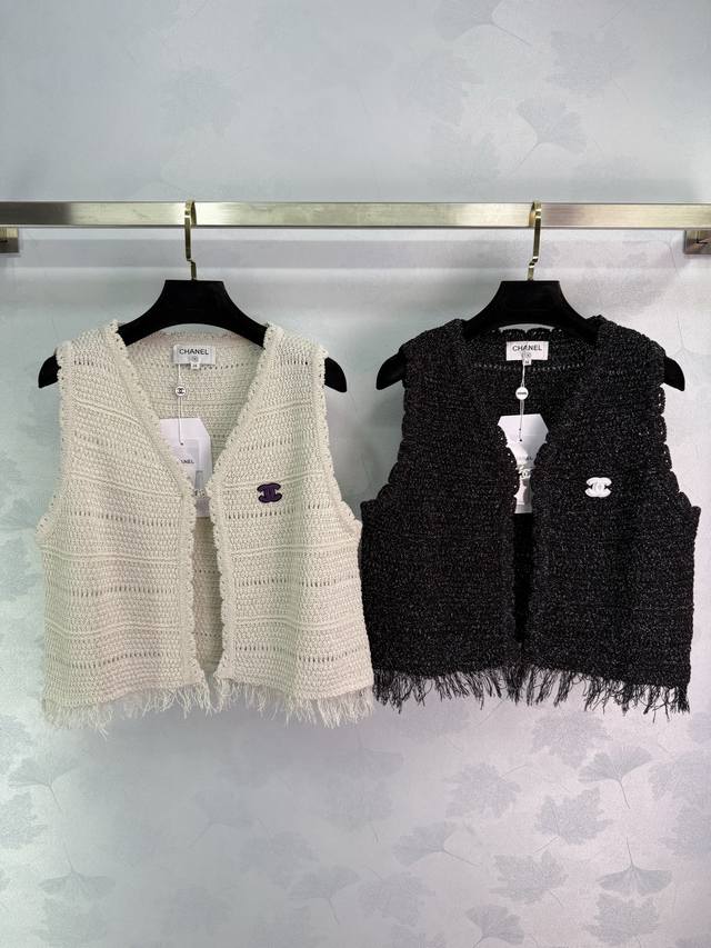 Ch* 2025早秋新款花边V领针织背心马甲！定制羊毛混纺纱线材质织造 质感舒适 品相十足 针织背心马甲剪裁 领口衣摆精致编织花边 成衣编织镂空花纹显瘦凸显线条