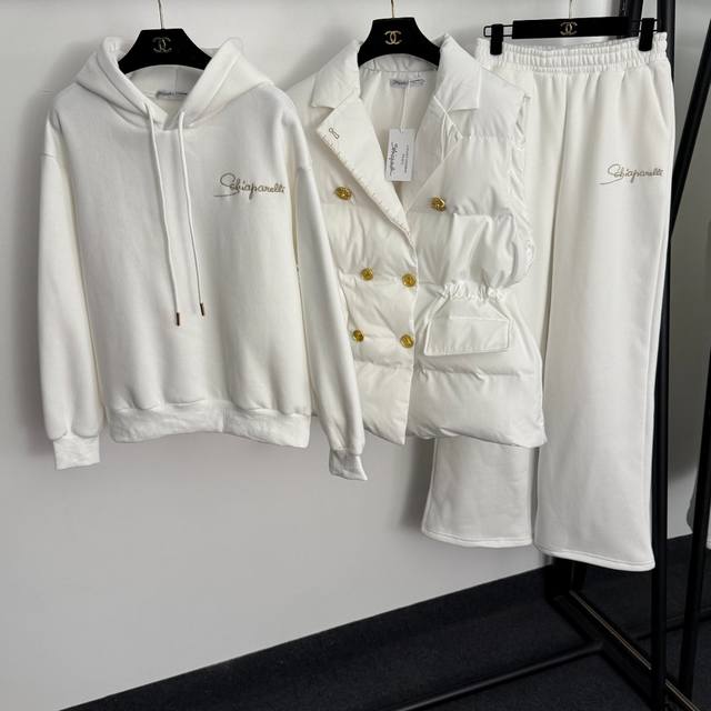 款号20255791 Schiaparelli*新款保暖三件套装，钥匙孔金色双排纽扣棉服马甲外套+刺绣Logo长袖连帽加绒卫衣+加绒休闲长裤，白色，灰色，黑色，