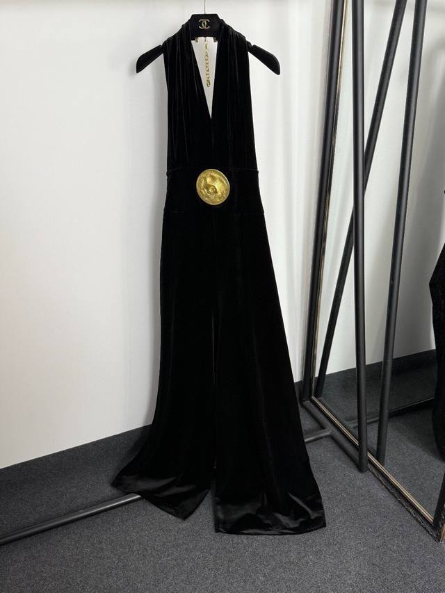 款号20254832 Schiaparelli*新款 金色盾牌金属装饰 挂脖露背收腰丝绒连体裤 阔腿长裤，黑色，咖色，红色，S-Xl， M码；腰围84，总长15