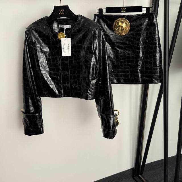 款号20255786 Schiaparelli*新款套装，鳄鱼纹长袖pu皮衣漆皮外套+金饼装饰高腰包臀半裙，黑色，Sml， M码：肩宽39，胸围98，袖长61，