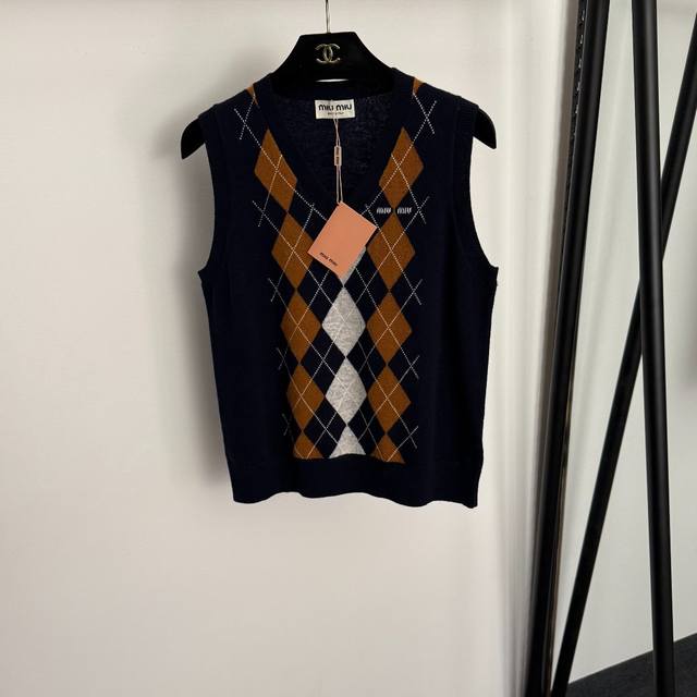 款号20255784 Miumi*新款 撞色菱格子羊毛针织马甲，藏蓝色，红色，Sml， M码：胸围88，衣长56；重量：0.135Kg