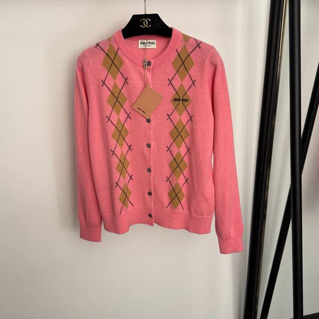 款号20255778 Miumi*新款 撞色菱格子圆领长袖羊毛针织开衫，粉红色，橘红色，黄色，红色，Sml， M码：胸围94，袖长58，衣长56；重量：0.26
