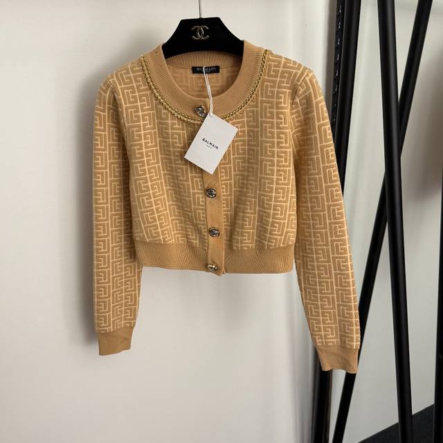 款号20255775 Balmai*新款 宝石镶钻纽扣 钉珠链条镶嵌圆领长袖针织开衫，白色，红色，卡其色，黑色，Sml， M码：肩宽36，胸围88，袖长59，衣