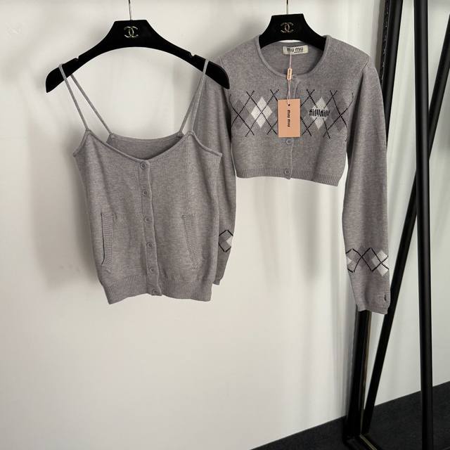 款号20255757 Miumi*新款套装，菱格子短款长袖针织开衫上衣+针织吊带背心，灰色，黑色， 均码；胸围84，袖长60，长31；胸围72，长51；重量：0