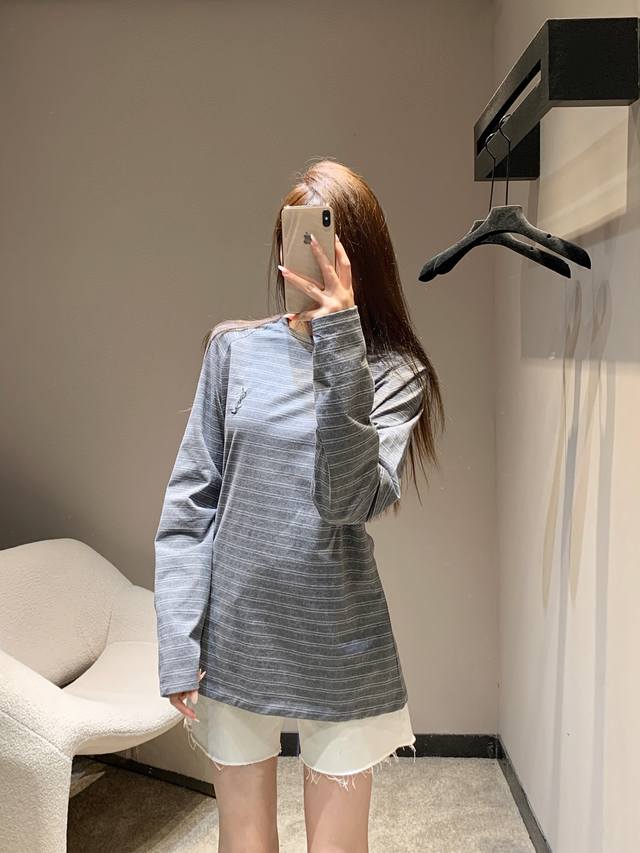 Saint Laur*Nt 25Fw早秋新款 字母刺绣极简条纹长袖T恤丨独家高版出品！灰调底色搭配细腻白条纹，营造出低调又高级的视觉层次，胸前的字母刺绣精致小巧