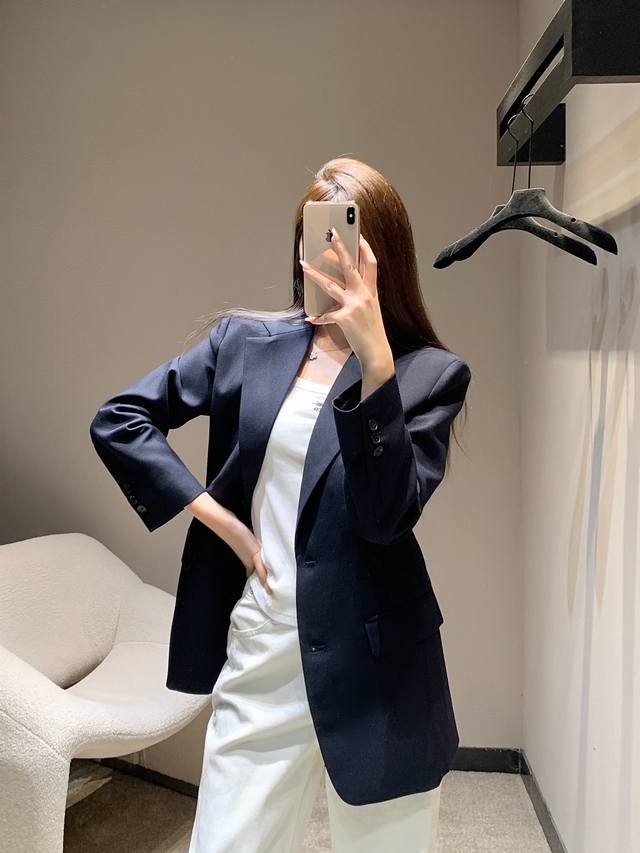 prad* 25Fw早秋新款 三角徽标西装外套丨独家Yb开发！高版出品！藏青面料塑造利落极简的西装轮廓，质感挺括且富有垂坠感；正面双粒扣设计简约大气，口袋布局暗