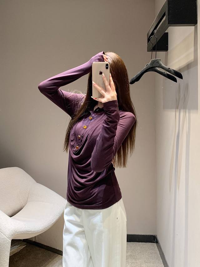 Chane* 25Fw早秋新款 polo荡领弹力长袖T恤丨独家高版出品！以亲肤弹力面料打造贴身却不束缚的穿着体验，舒适感拉满；polo领与荡领设计的融合是点睛之