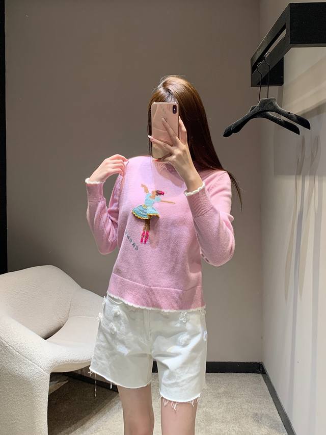 Chan*L 25B高级手工坊系列新款 芭蕾舞女孩提花针织毛衣丨独家高版出品！以柔雾粉针织面料营造温柔氛围，质感细腻软糯；胸前芭蕾舞女孩提花图案是绝对主角，舞者