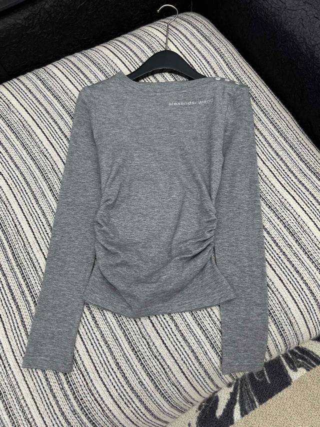 爆款现货 原单品质 Alex*｜25秋冬新品一字领纽可解纽扣羊绒针织衫 1:1订染色 颜色正 精致褶皱收腰版型上身巨显瘦！Bling烫钻 满满的设计感 定制最新