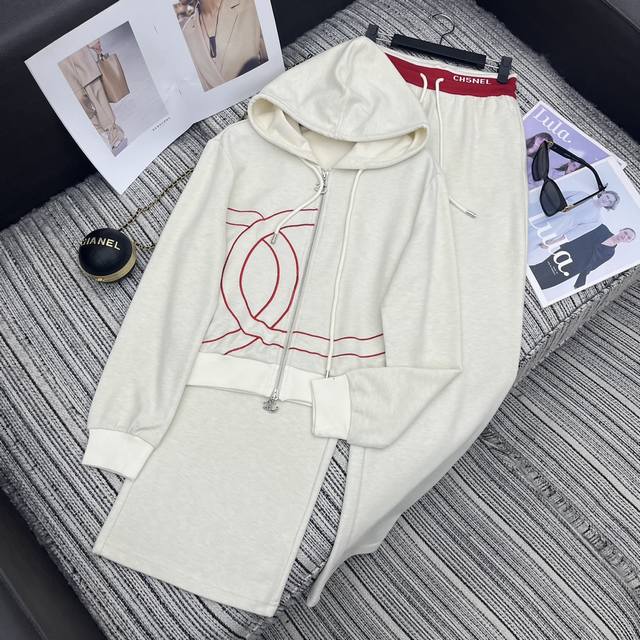 强烈推荐 25年早秋系列 Cha*新款双C刺绣拼接连帽拉链长袖外套+撞色拼接字母高腰显瘦宽松阔腿休闲裤两件套套装 米杏色 藏青色Sml .