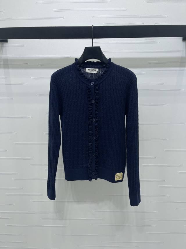 上新原单高端品质 Miumi*2025早秋最新系列！麻花编织长袖开衫！定制羊毛纱线织造 质感高级 舒适柔软 精致花边领针织长袖开衫剪裁 领边前襟延伸至衣摆以木耳