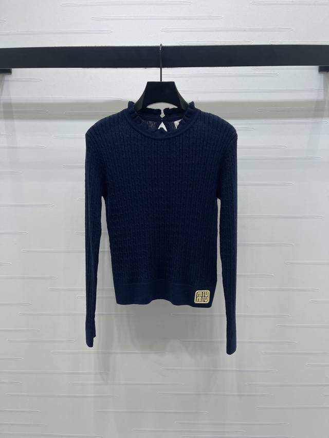 上新原单高端品质 Miumi*2025早秋最新系列！麻花编织套头长袖毛衣！定制羊毛纱线织造 质感高级 舒适柔软 精致花边领针织长袖剪裁 领边以木耳褶皱花边勾勒