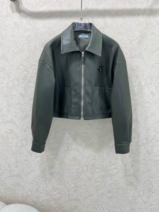 prad*25秋冬新款洗水皮皮衣外套 挺括有型 设计独特有质感 翻领拉链外套 搭配弹力下摆 经典夹克版型 上身帅气时髦 胸口标志金属三角标 简约高级 经典不过时