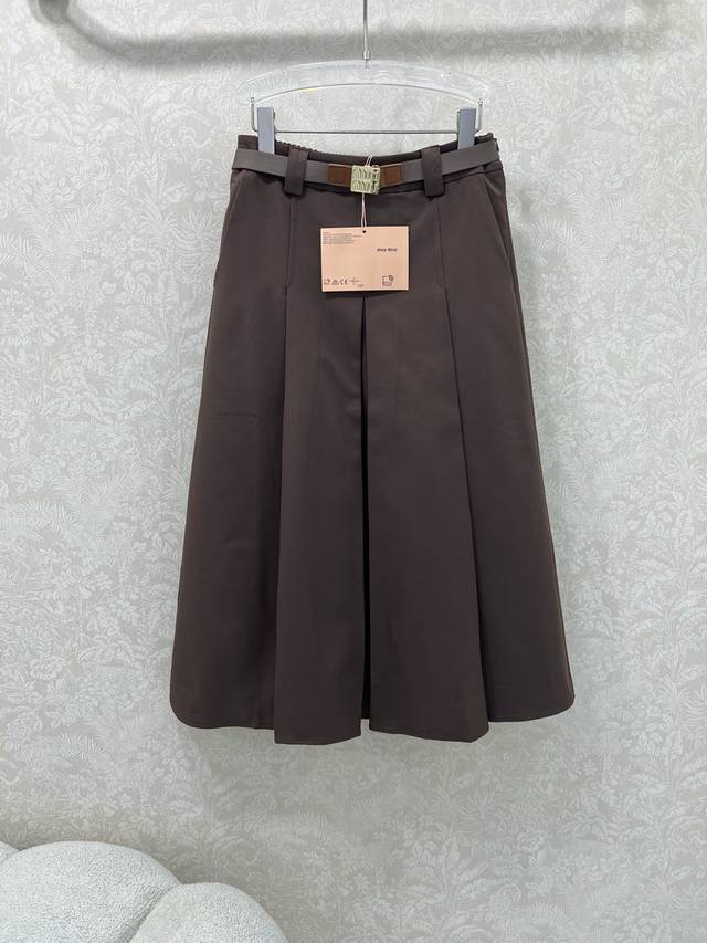 Miumi* 25新款Miu系复古压褶半裙 定制金属腰头腰带 裙身低调奢华立体剪裁 精简线条感设计凸显小蛮腰 百褶高贵典雅又尽显温柔知性的气质 秒Get甜酷叛逆