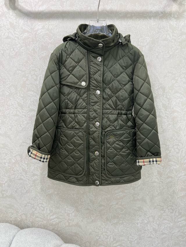 Burber*Y 25新款棉衣棉服外套 可拆卸连帽灯芯绒小立领设计非常亮眼 内衬经典英伦格纹视觉冲击力强时髦度高 上身轻松彰显年轻个性 腰部抽绳可调节腰围 不会