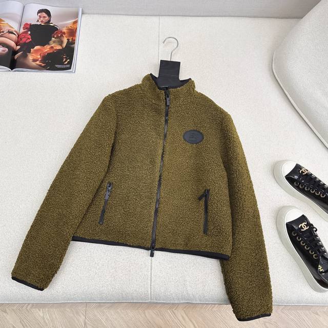 Bur 25Ss 秋冬新品摇粒绒泰迪熊立领外套 胸前黑色圆形Logo装饰有辨识度又吸睛 立领拉链设计更减龄有活力 休闲小短款包容性超好 轻松穿出休闲慵懒气质 简