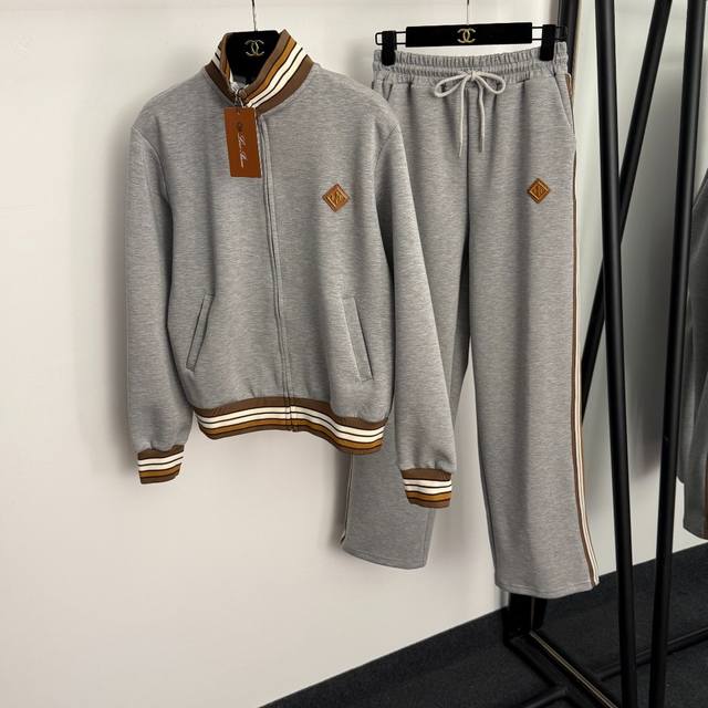 款号20255740 Loro piana*Lp新款运动套装，Lp皮标装饰 条纹螺纹立领长袖拉链外套+条纹织带拼接休闲长裤，灰色，杏色，咖色，黑色，S-Xl，