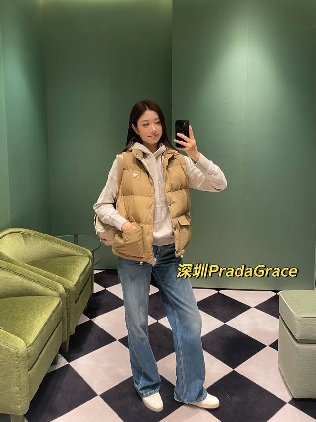 prad* 25Fw秋冬新款 三角标羽绒马甲外套丨独家Yb开发！高版出品！卡其色调高级又百搭，宛如秋日大地的温柔底色，轻松融入各种穿搭风格。标志性的三角徽标低调