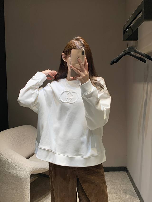 Gucc* 25Fw早秋新款 Logo压花圆领卫衣丨独家Yb开发！高版出品！精选的优质棉感面料，兼具柔软与挺括，亲肤性与造型感两手抓。胸前的立体双G压花Logo