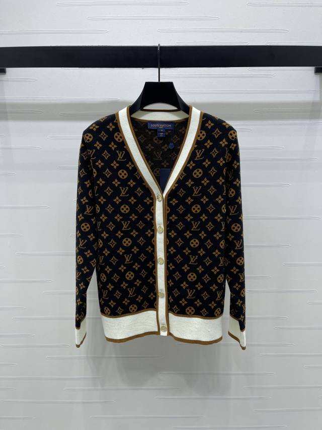 上新原单高端品质Louis Vui*Ton 2025早秋最新系列！V领提花针织开衫！定制羊毛纱线织造 质感细腻 穿搭舒适 V领针织开衫剪裁 通体四叶草徽标字母提