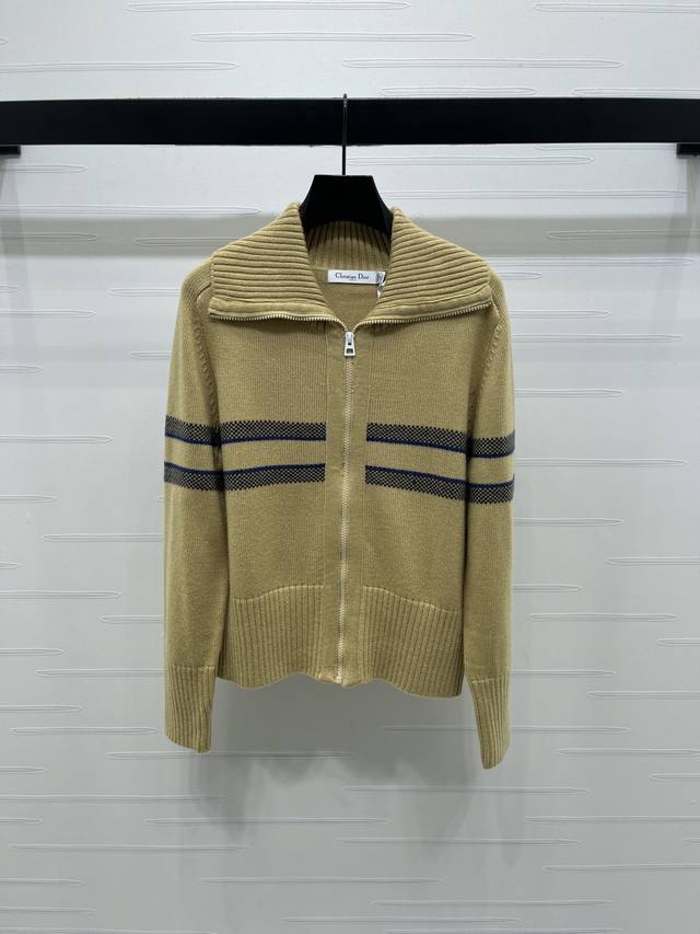 上新原单高端品质 Dio* 2025早秋最新系列！滑雪五角星字母针织开衫！定制羊毛针织材质 舒适透气 挺括有型 大翻领毛衣开衫版型 防风御寒 肩臂以线条分割勾勒