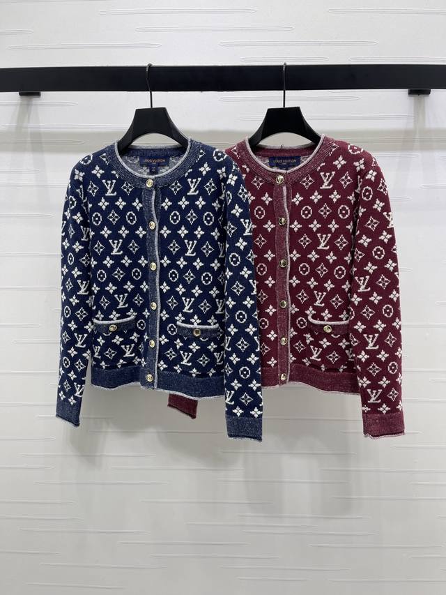 上新原单高端品质Louis Vui*Ton 2025早秋最新系列！提花圆领针织开衫！定制羊毛纱线织造 质感高级舒适 圆领开衫剪裁 通体装点标志性四叶草元素字母徽