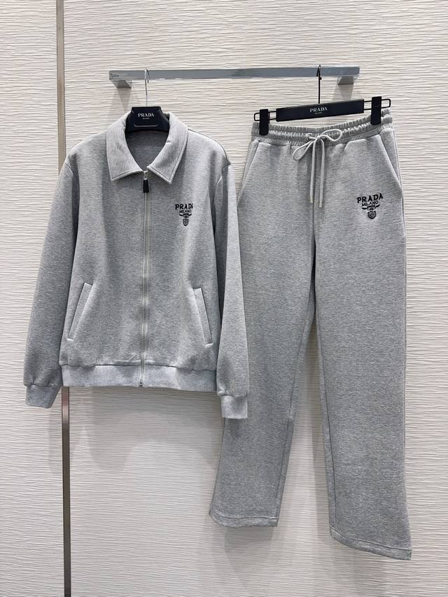 prad* 2025Fw新款套装 上身显瘦又提升时髦度，优雅气质单品。衣橱必备！做工品质看细节。现货两色Sml 大单子甩过来 S外套 肩宽44 胸围112 衣长