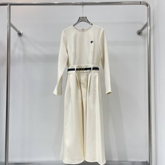 dior 2025新款圆领连衣裙 蜜蜂刺绣装饰 搭配腰带 版型设计收腰显瘦时尚感十足 包容性强 大方时尚两色Smlxl