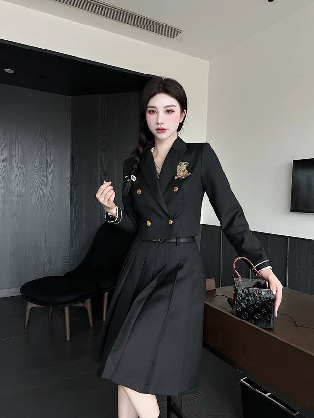 loulsvultton 2025*新款上新学院风徽章制服A字中裙套装 袖口有设计Logo胸前刺绣徽章 双排扣西装外套 高腰百褶裙搭配腰带 英伦风超级减龄 两色