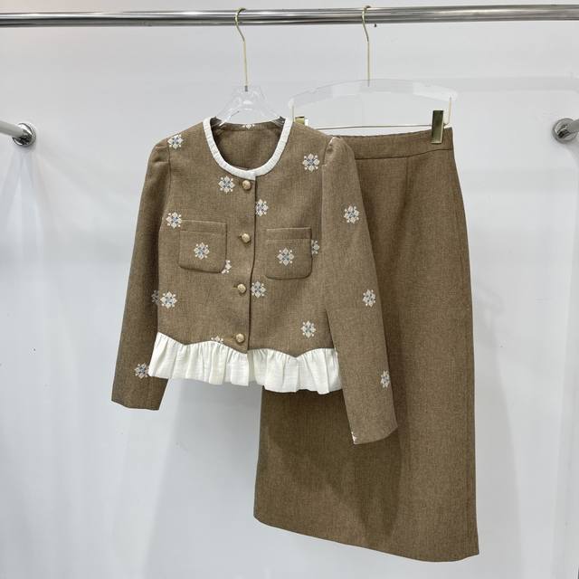 新款时尚绣花套装，简约的时尚，彰显高贵典雅显气质 两色Smlxl