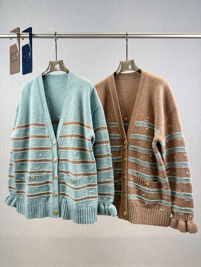 小香 ｜V领荷叶袖开衫 98%羊绒，1%聚酰胺，1%氨纶 单依纯、井柏然同款，质感无敌，超爱的版型，不硬挺！被袖口的荷叶边可爱到的毛衣高级间色条纹文艺复古气质，