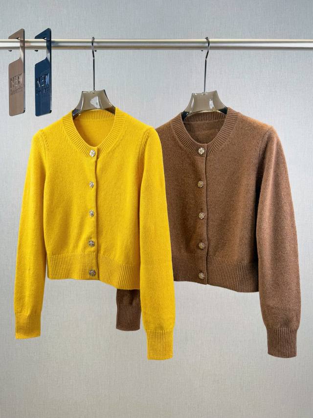 小香｜宝石扣长袖开衫 98%羊绒 1%氨纶，1%聚酯纤维 单排宝石纽扣，圆领设计，简洁大方，长袖款式，既能遮住手臂的赘肉，又能保护你的肌肤不受寒冷的侵袭 版型正