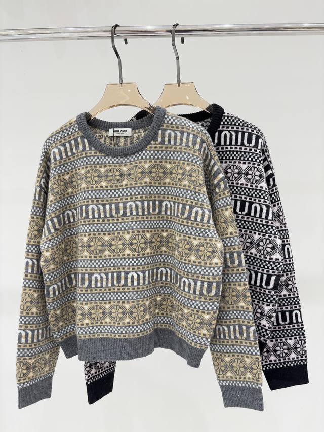Miu长袖｜25早秋新款圆领字母Logo圆形花纹条纹撞色提花休闲针织长袖 颜色：灰色 黑色 Size：S M L