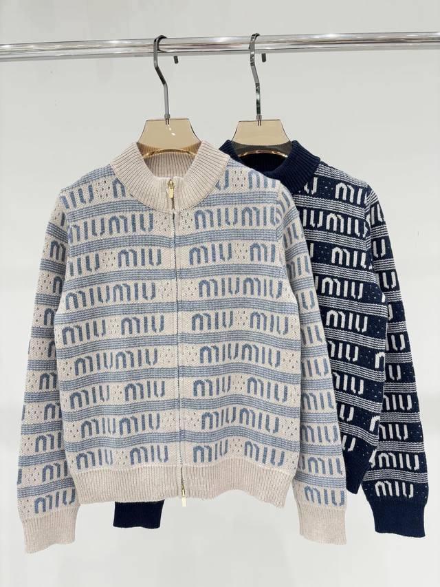 Miu外套｜25早秋新款立领字母Logo撞色满件提花条纹拼色休闲针织开衫 颜色：杏色 藏蓝 Size：S M L