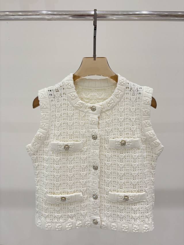 小香背心｜25早秋新款圆领立体提花简约休闲风字母镶钻钮扣针织背心 颜色 ：白色 Size ：Sml