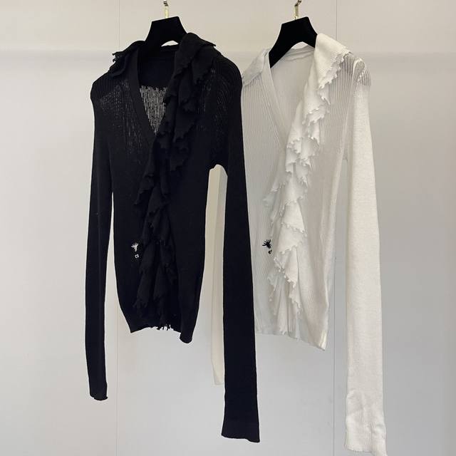 Dio‘ 25Ss早秋新品上线 V领木耳边褶皱小蜜蜂刺绣针织衫 充满小设计的穿搭单品 一整条的花边装饰从领侧绕一圈到衣襟 美的很有层次感 看起来很有灵动感 属于