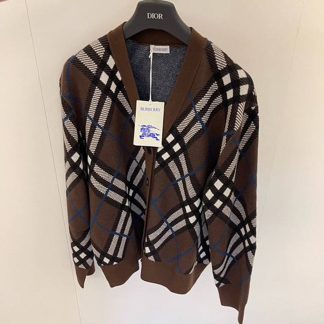 Burberry 爆款热卖 经典格纹羊毛开衫 选用轻盈的羊毛马海毛混纺面料打造 Bbr经典格纹元素 极具辨识度 采用V领设计呈现休闲版型 无论是日常通勤都适用