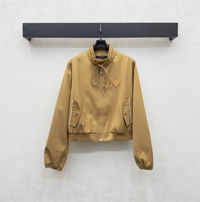 Louis Vuitto*2025新品上架 立领抽绳夹克外套 定制Yb进口斜纹棉材质 舒适透气 质感十足 胸前点缀标志性字母皮标装饰 配合链扣刻印字母徽标装饰