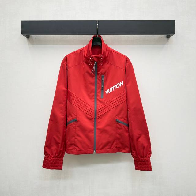 Louis Vuitto*2025新品上架 连帽冲锋外套 定制Yb进口冲锋尼龙材质 挺括有型 大身对称分布斜裁压褶线处理 配合撞色拉链调节设计 增添造型层次感