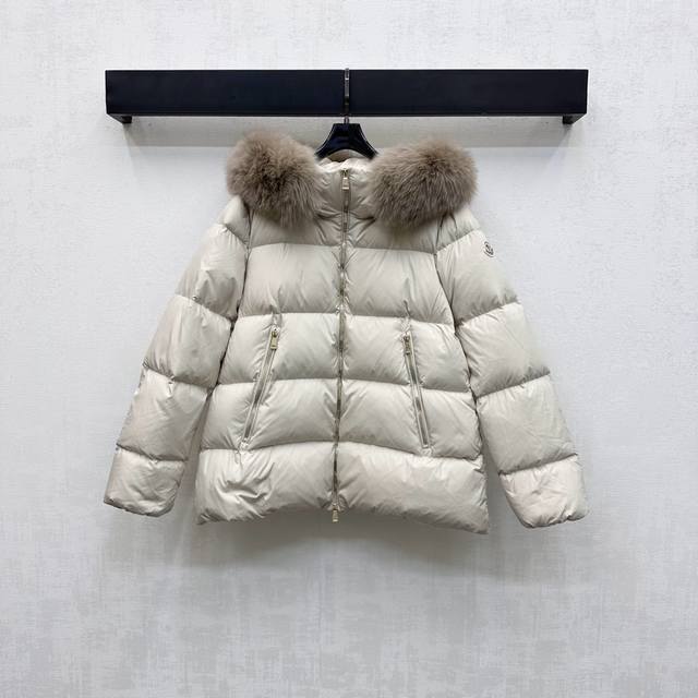 Moncle*2025新品上架 可拆卸连帽毛领羽绒服 定制Yb进口再生尼龙材质 内里白鹅绒填充 整件轻盈保暖 毛领沿用可拆卸按扣设计 防风御寒与时尚兼容 沿用拉