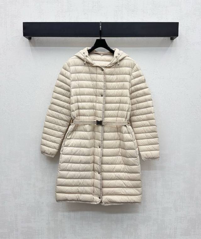 Moncle*2025新品上架 可拆卸连帽长款羽绒服 定制Yb进口再生尼龙材质 内里白鹅绒填充 整件轻盈保暖 帽沿沿用可拆卸纽扣设计 防风御寒与时尚兼容 袖侧点