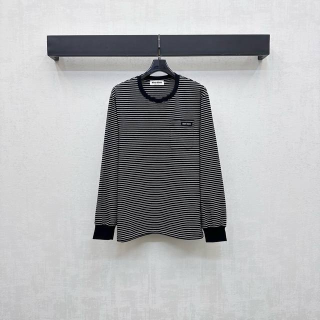 Miumi*2025新品上架 圆领条纹长袖打底 定制Yb进口斜纹棉材质 亲肤透气 弹力十足 通体俩色条纹交错设计 配合领口袖口沿用撞色包边处理 增添造型层次感
